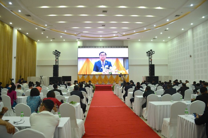 Tổng LSQ Việt Nam tại Pakse tổ chức Diễn đàn và Hội chợ thúc đẩy Hành lang Kinh tế Đông Tây tại Sekong